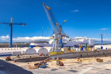 Cebelitarık, Birleşik Krallık - 10 Eylül 2024: Vinç ve ekipman bakımına uğrayan büyük gemi.