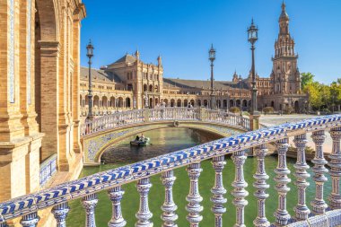Seville, İspanya - 8 Eylül 2024: İspanya 'nın başkenti Endülüs' teki Plaza de Espana Meydanı. Büyük bir plazada güzel bir köprü ve kanal, dekoratif mimari ve tekne gezisi var..