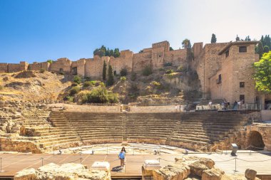 Malaga, İspanya - 11 Eylül 2024: Roma Tiyatrosu. Antik Roma amfitiyatrosu bir tepe kalesine kurulmuş. Çarpıcı bir tarihi eser..