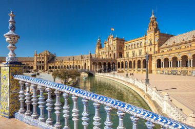 Seville, İspanya - 8 Eylül 2024: İspanya 'nın başkenti Endülüs' teki Plaza de Espana Meydanı. Büyük bir plaza ve kanala bakan süslü bir köprü. Bir Avrupa şehrinde güneşli bir gün.