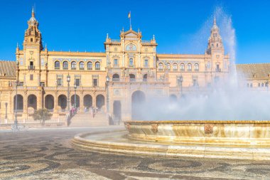Seville, İspanya - 8 Eylül 2024: İspanya 'nın başkenti Endülüs' teki Plaza de Espana Meydanı. Görkemli İspanyol mimarisi ve canlı bir meydanda büyük bir çeşme..