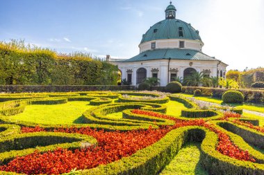 Kromeriz, Çek Cumhuriyeti - 21 Ekim 2024: Çiçek Bahçesindeki Rotunda. Manikürlü çitleri, parlak çiçekleri ve açık mavi gökyüzünün altında büyük bir kubbesi olan göz kamaştırıcı bir bahçe..