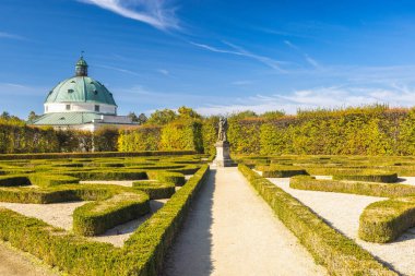 Kromeriz, Çek Cumhuriyeti - 21 Ekim 2024: Çiçek Bahçesi. Arka planda bina olan resmi bir çit labirentinin ayrıntılı görüntüsü. Mükemmel geometri ve peyzaj sergileniyor.