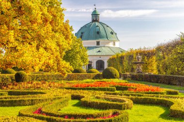 Kromeriz, Çek Cumhuriyeti - 21 Ekim 2024: Çiçek Bahçesindeki Rotunda. Renkli çiçek yatakları ve manikürlü çitlerle çevrili süslü bir bahçeyle çevrili bir kubbe manzarası..