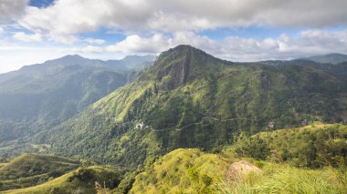 Ella Rock Dağı, Sri Lanka 'daki Little Adam Tepesi manzaralı. Bereketli yeşil dağ sıralarının nefes kesici panoramik manzarası dramatik bulutlu gökyüzü, doğal güzellik ve sükunet altında