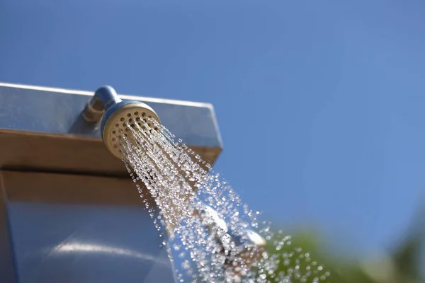 Water is pouring from cheap summer street tap — Stock Photo, Image