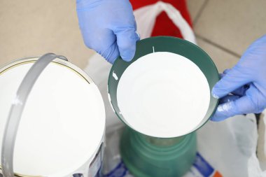 Kutuda ve depo inşaatında beyaz boya var.