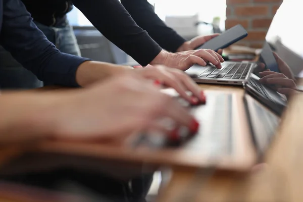 Mãos femininas e masculinas trabalham no teclado do laptop. — Fotografia de Stock