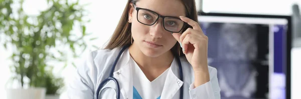 Terapeut i medicinsk uniform — Stockfoto