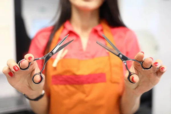 Silhouette einer Friseurin mit Schere im Vordergrund. — Stockfoto