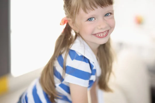 Kleines Mädchen mit blauen Augen und blonden Haaren. — Stockfoto
