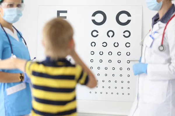 O rapaz está a verificar a visão na consulta oftalmológica.. — Fotografia de Stock