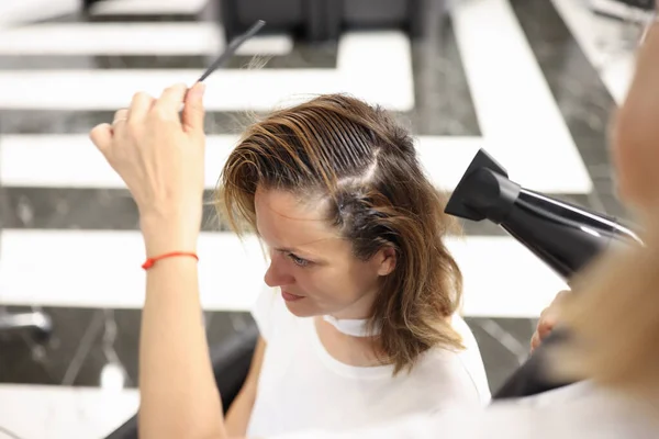 Per la donna in parrucchiere maestro soffiare-asciugare i capelli e in stile i capelli. — Foto Stock