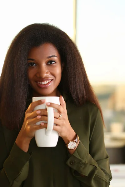 Porträtt av leende kvinna som håller kopp med dryck — Stockfoto