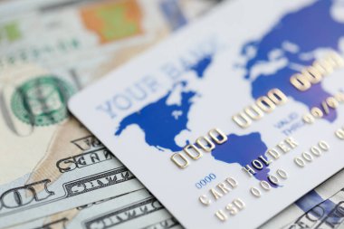Amerikan doları ve plastik kart bankada yakın planda duruyor.