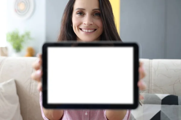 Sonriente joven mujer sosteniendo tableta con copyspace —  Fotos de Stock