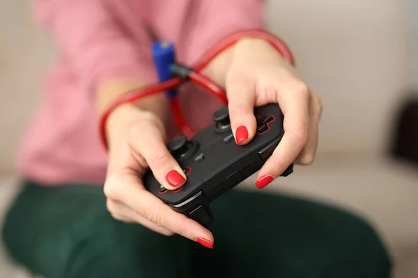 Jovem segurando as mãos amarrado com joystick corda de jogos de vídeo computador close-up — Fotografia de Stock