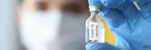实验室特写时，医生手里拿着装有Covid-19疫苗的胶袋 — 图库照片