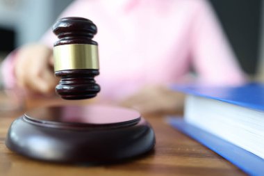 Kadın eli hakimler için tahta bir tokmak tutuyor..