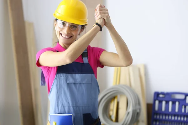 Fiatal sikeres mosolygós nő építész mutató kéz gesztus műhelyben — Stock Fotó