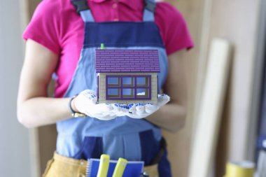 İnşaatçı evi elinde tutuyor..