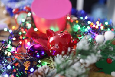 Yılbaşı süslemelerinin ortasında kırmızı domuz var.