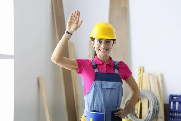 Mulher construtor mantém a mão na saudação closeup — Fotografia de Stock