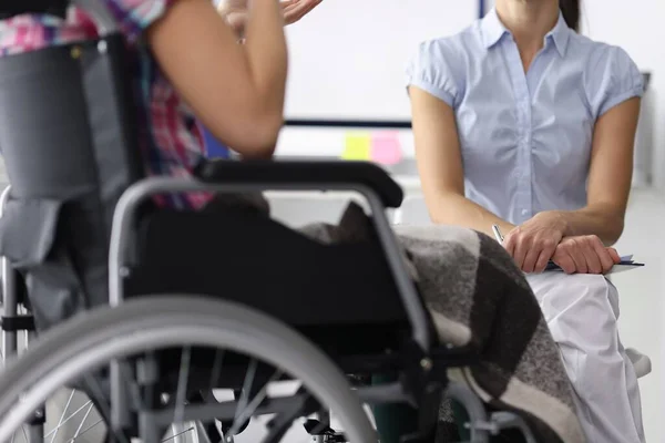 Femme en fauteuil roulant en consultation avec un psychologue. — Photo