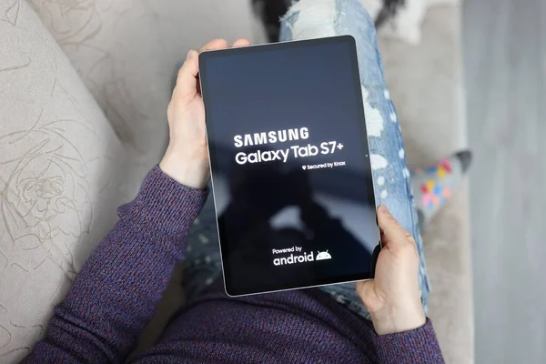 Hombre sosteniendo un Samsung Galaxy Tab S7 — Foto de Stock