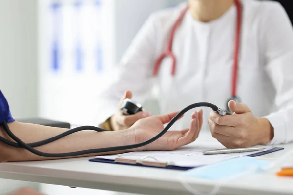 Physician therapist measures the patients pressure closeup — Stock Photo, Image