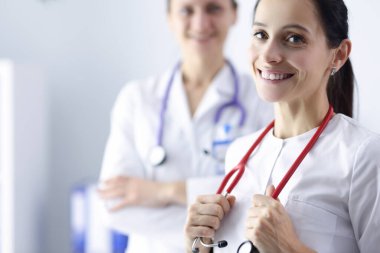 Tıbbî ofiste gülümseyen iki doktor.