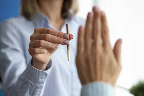 Mujer ofrece cigarrillo al hombre que hace gesto negativo. —  Fotos de Stock