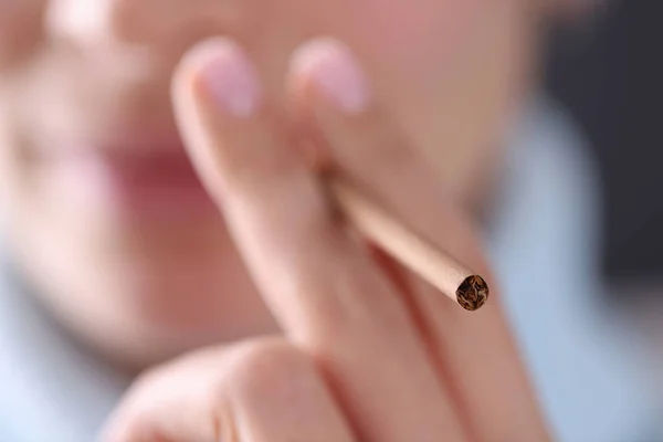 Mulher segurando cigarro na mão perto de sua boca closeup — Fotografia de Stock