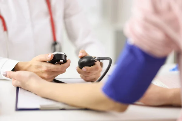 クリニックでの血圧計を用いた患者の血圧を測定する医師心臓専門医 — ストック写真