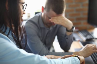 İnsan hata yaptığı için pişmanlık duyar ve üzgün bir şekilde oturur..