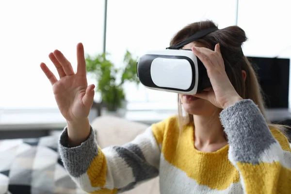 Mujer en gafas de realidad virtual profesionales electrónicas ver vídeo simulador. —  Fotos de Stock