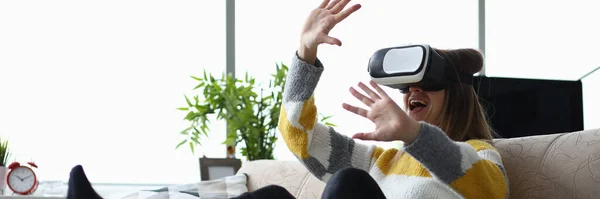 Meisje heeft plezier thuis met virtuele bril — Stockfoto
