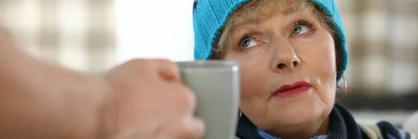 Mulher idosa triste em casa leva xícara com bebida quente — Fotografia de Stock