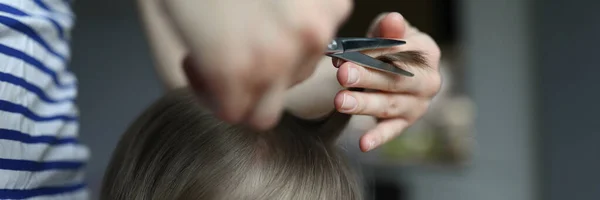 Vrouw doen kapsel naar kind in een appartement — Stockfoto