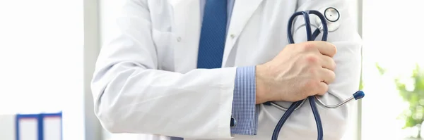 Lekarz stojący w biurze ze stetoskopem w ręku — Zdjęcie stockowe