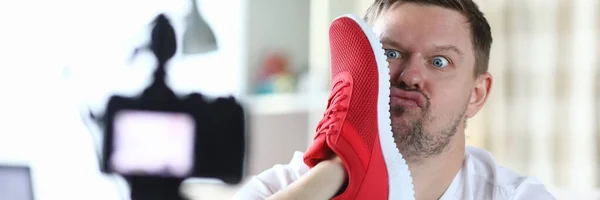 Man tar foto med sneaker ansikte, främre kamera — Stockfoto