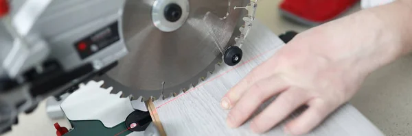 Man uses circular saw table while cutting laminate — Stock Photo, Image