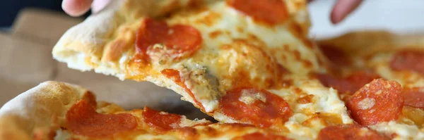 Primer plano manos tomar pizza rebanada con salchichas — Foto de Stock