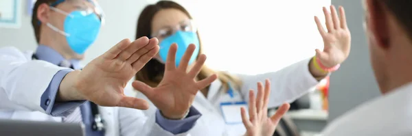 마스크를 쓴 의사들은 동료 의사들 과 의견이 다르다 — 스톡 사진