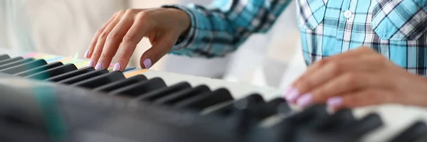 Close up de mãos femininas que tocando piano — Fotografia de Stock