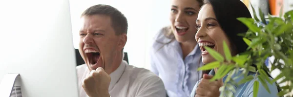 Verheugde kantoormedewerkers blij met hun resultaten — Stockfoto