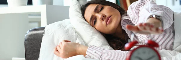 Trött ung kvinna försöker sova på dagtid — Stockfoto