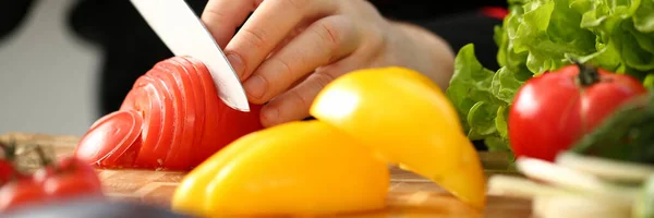 Chef concentrado fazendo fatias de tomate vermelho — Fotografia de Stock