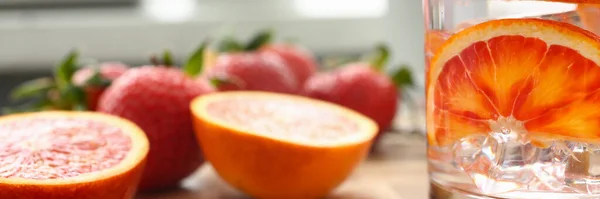 Крупним планом шматочок грейпфрута, який знаходиться у воді — стокове фото