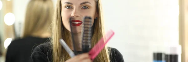 Attractive young stylist welcoming clients in her salon — Stock Photo, Image